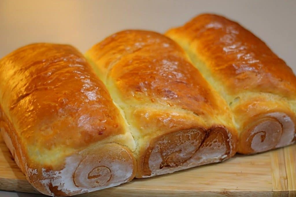 Pão caseiro de leite que desmancha na boca: Receitinha perfeita pra servir no café da manhã ou lanche da tarde!