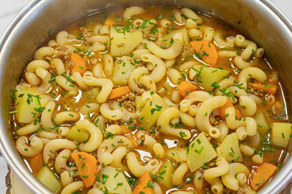 Sopa de carne moída com legumes e macarrão