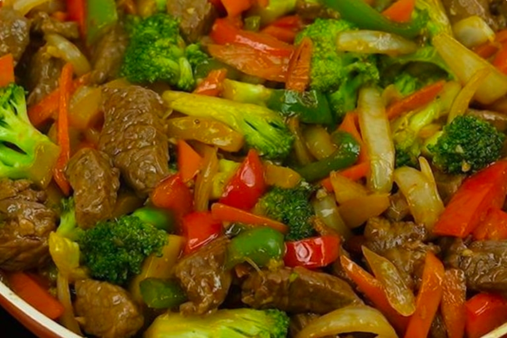 Tirinhas de Carne chinesa ao molho especial: Receita ideal pra servir na refeição em família!