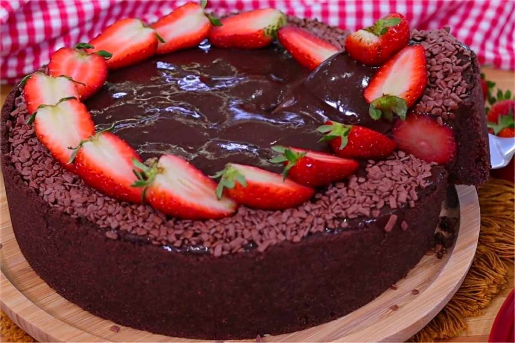 Torta de chocolate com morango feita com massa de biscoito