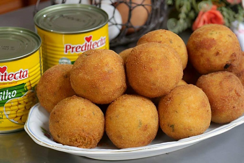 Bolinho de Milho frito recheado com queijo