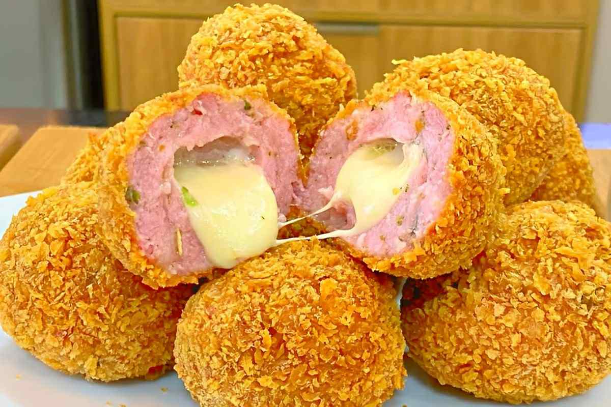 Bolinho sem massa feito com linguiça toscana