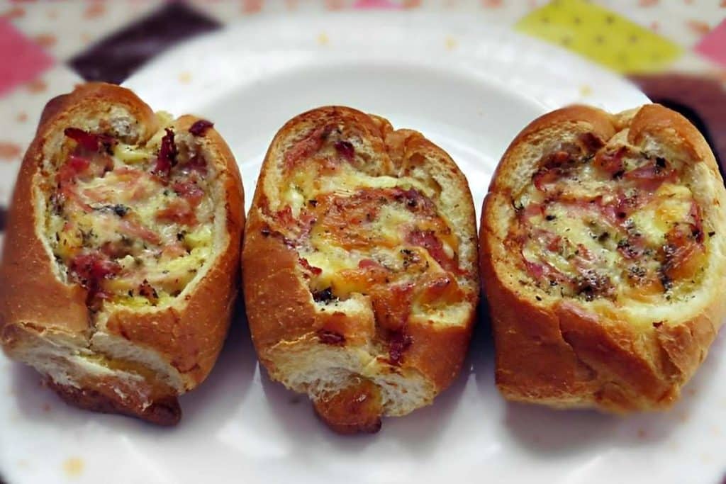 Lanche com pão amanhecido assado no forno