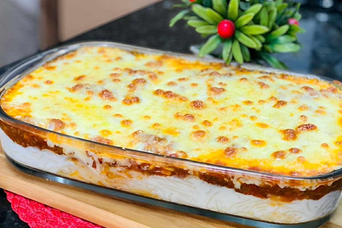 Macarrão cremoso com molho à bolonhesa e molho branco