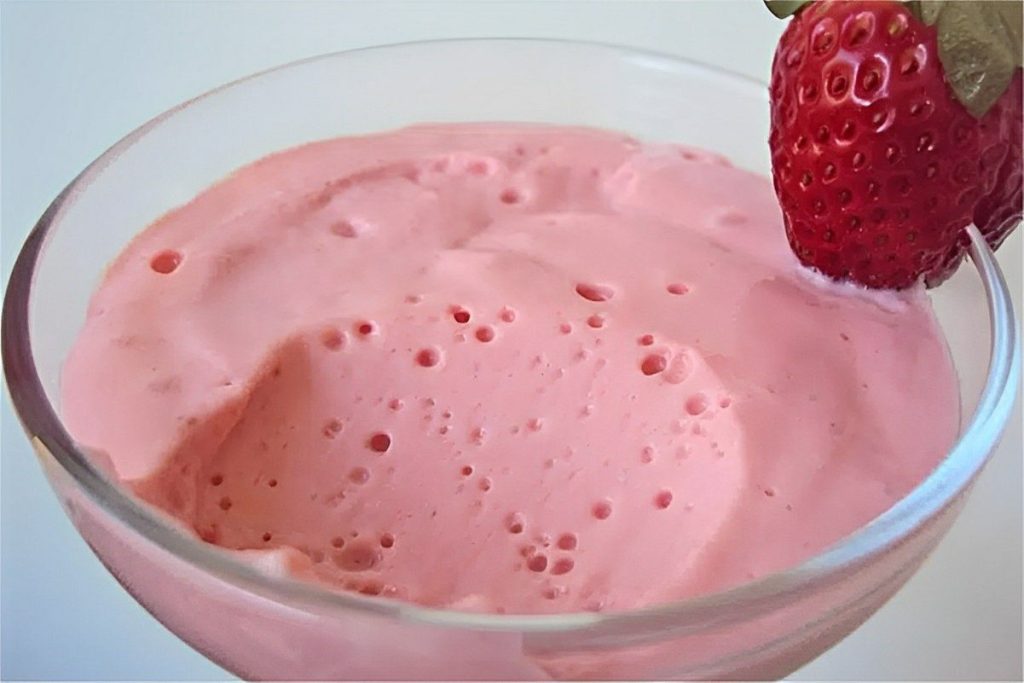 Mousse de Morango cremosinho feito com suco em pó