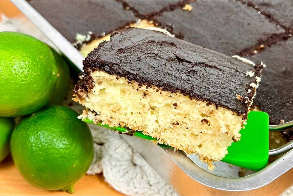 Bolo de limão com uma casquinha de chocolate maravilhosa