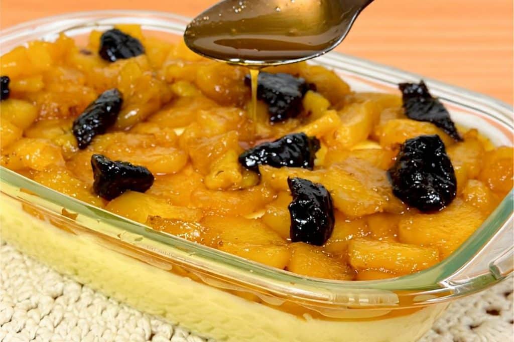 Sobremesa de Abacaxi com pedaços da fruta