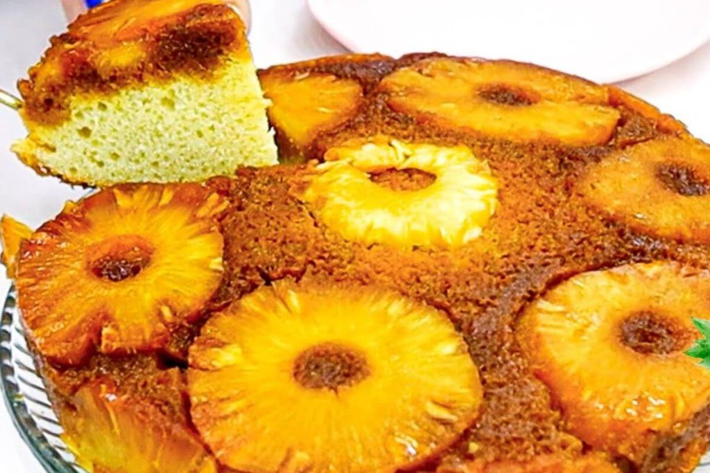 Bolo de abacaxi furadinho com Calda de caramelo