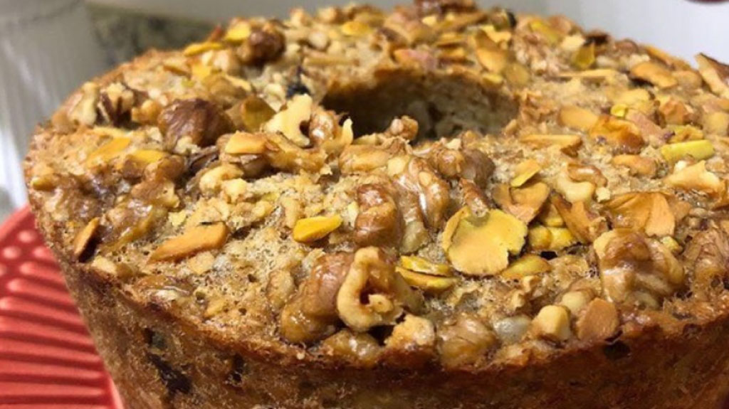 Bolo de castanhas com banana e aveia