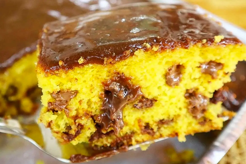 Bolo de cenoura trufado com cobertura de brigadeiro