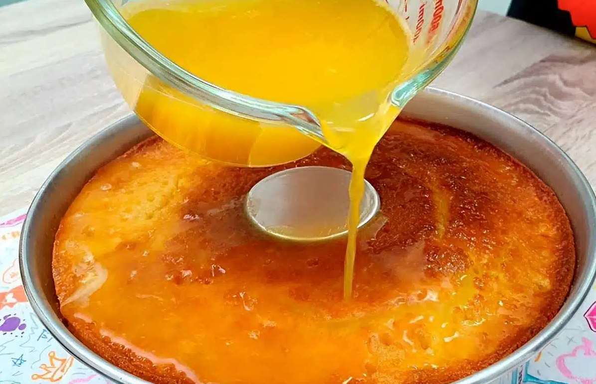 Bolo de laranja com calda quente