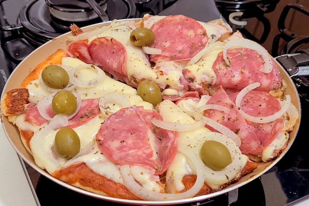 Pizza de Frigideira fácil e econômica: Eu sempre faço aqui em casa, o sabor é irresistível