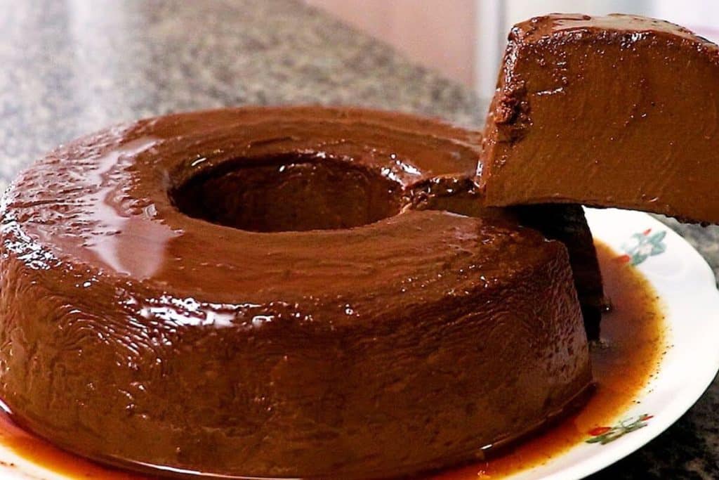 Pudim de chocolate sem ovos: Receita fácil e saborosa pra servir na sobremesa