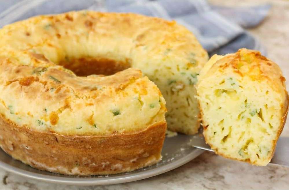 Bolo de Queijo salgado: Receita perfeita pra você servir no lanche da tarde