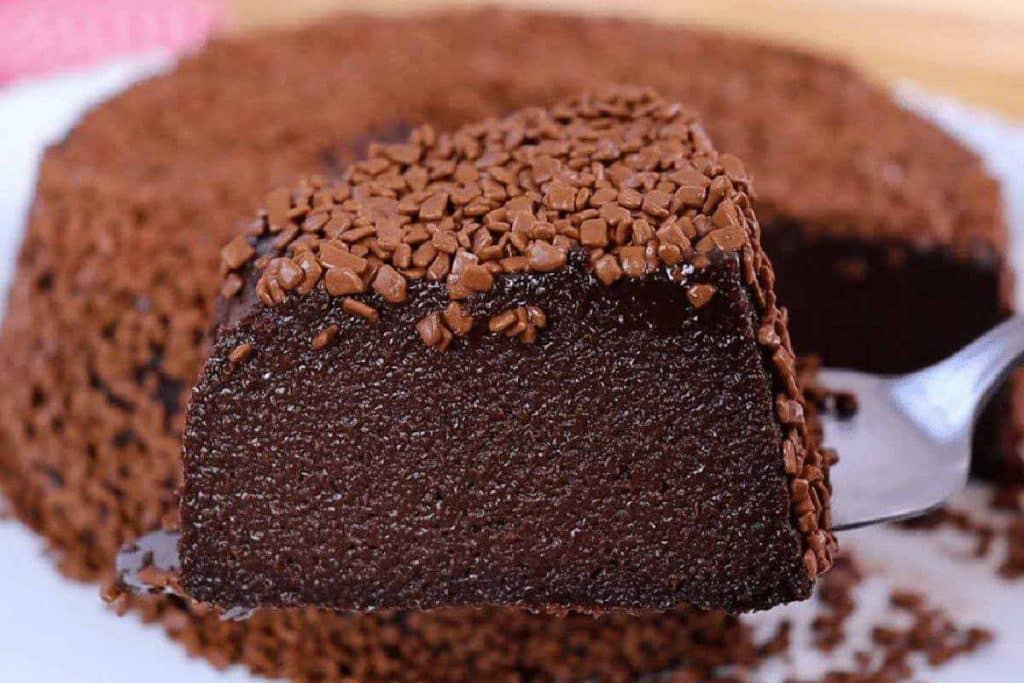 Brigadeirão cremoso bem chocolatudo: Sobremesa perfeita pra servir na Páscoa
