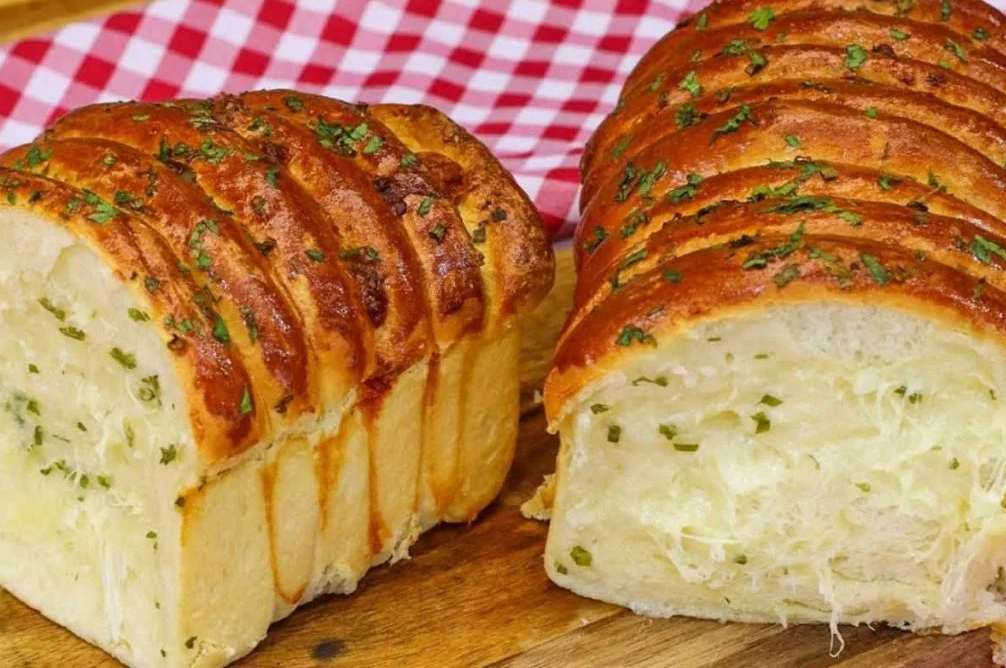 Pão de alho com queijo econômico: Receita ideal pra servir no Churrasco