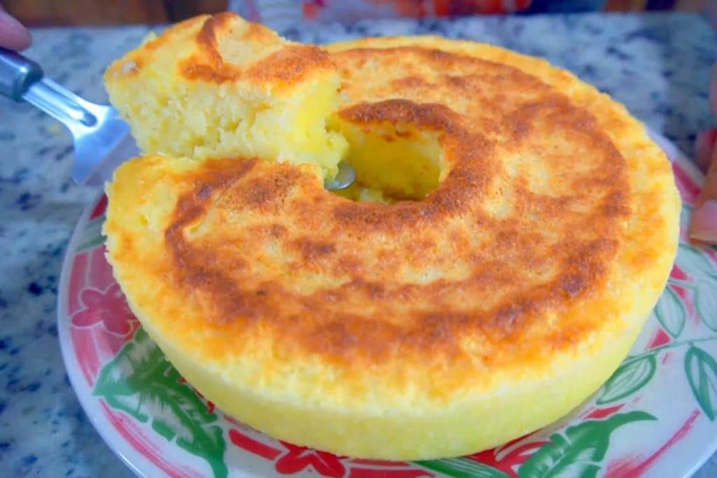 Bolo de Coco cremoso simples: Receita ideal pra servir no café da manhã ou lanche