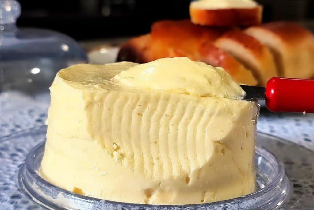 Manteiga caseira fácil: Receitinha ideal pra servir com um Pão caseiro!