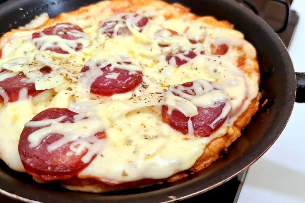 Pizza de frigideira sem ovos e leite pra fazer a massa